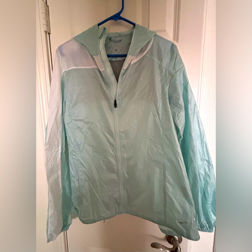 Brooks Feather Weight Windbreaker Jacket Woman's Full Zip 
Color Light Green